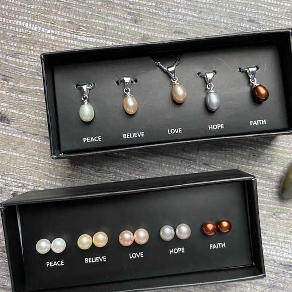 Avon Freshwater Pearl Pendant Gift Set and Stud Set - Picture 4 of 5